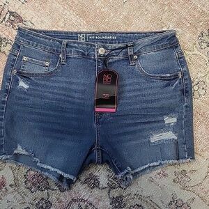No Boundaries Mid-Rise Distressed 4" Inseam Frayed Hem Jean Short - Size 13